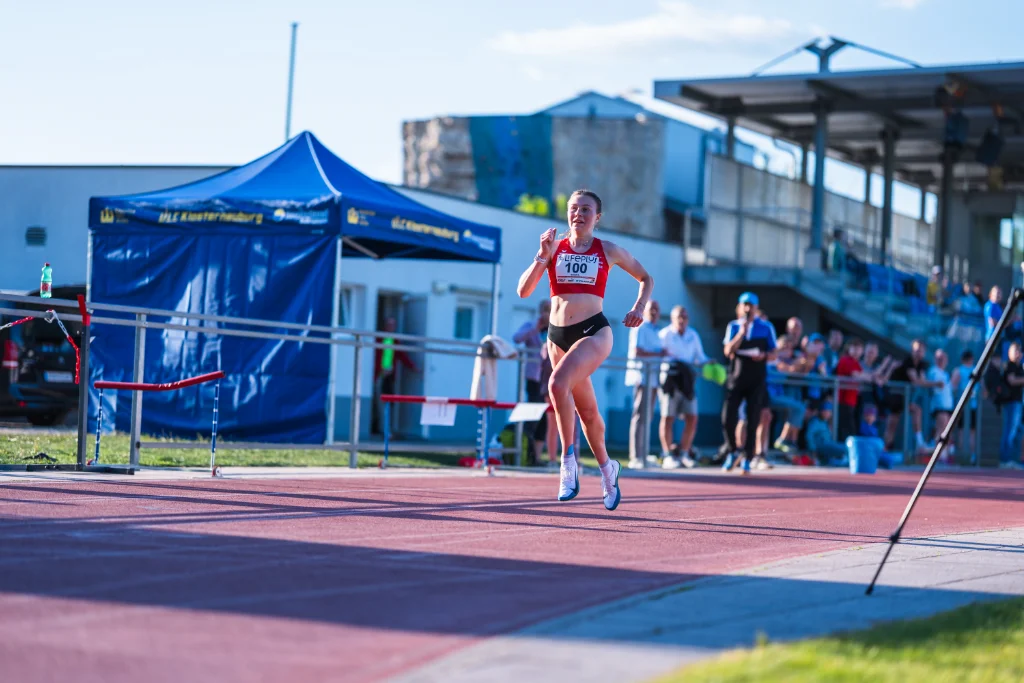 Nicole Bauer beim Zieleinlauf