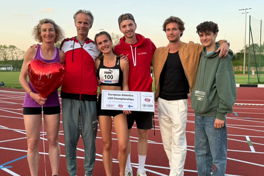 Tabea Schmid mit Familie und Trainer_U20-EM-Limit | © ULC Riverside Mödling / Tamino Schmid